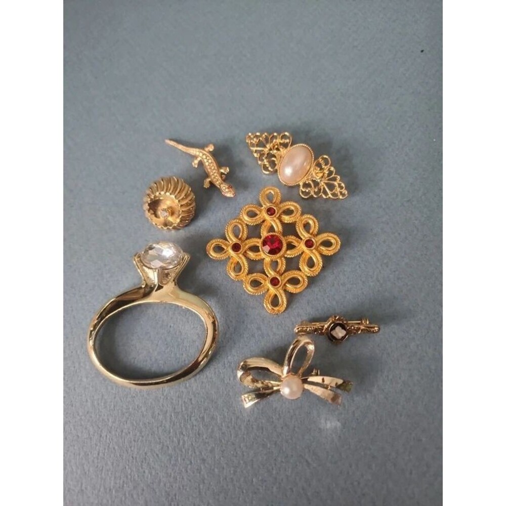 Vintage Brooches 7pc goldtone